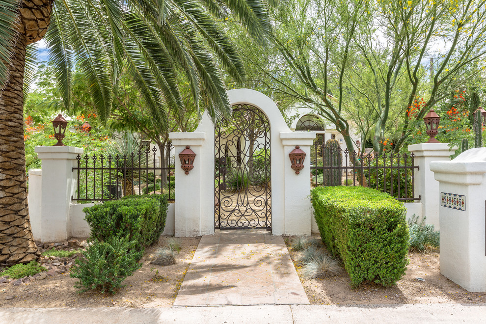 Esempio di un ampio giardino formale mediterraneo esposto a mezz'ombra davanti casa con un ingresso o sentiero