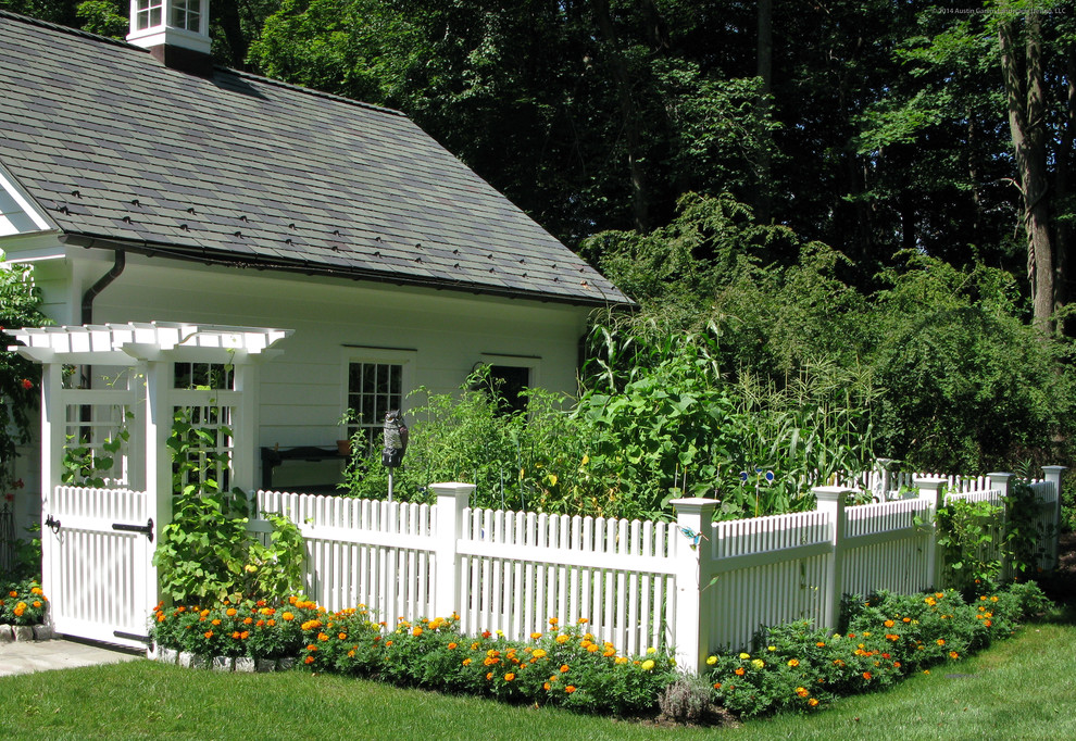 Esempio di un orto in giardino tradizionale esposto in pieno sole dietro casa in estate con pavimentazioni in pietra naturale
