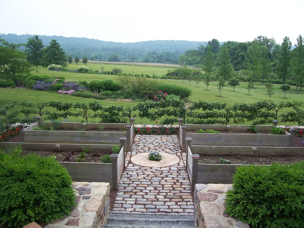 Immagine di un orto in giardino classico