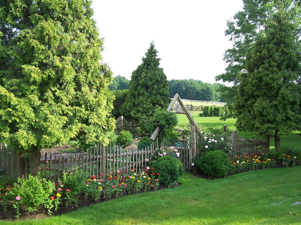 Свежая идея для дизайна: участок и сад на заднем дворе в классическом стиле - отличное фото интерьера
