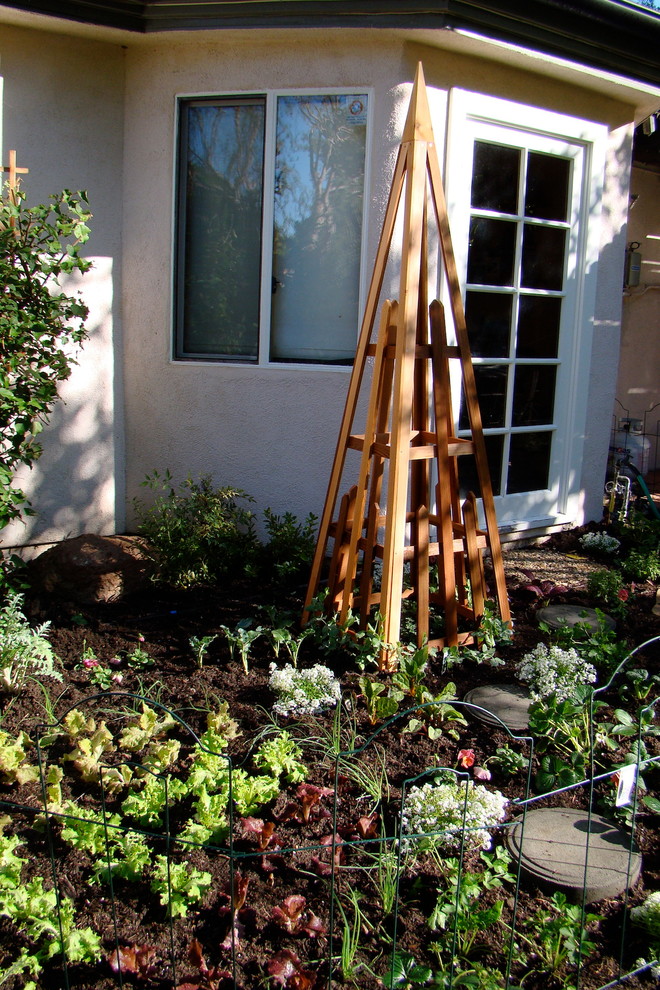 Foto de jardín tradicional pequeño en otoño en patio trasero con huerto, exposición total al sol y adoquines de hormigón