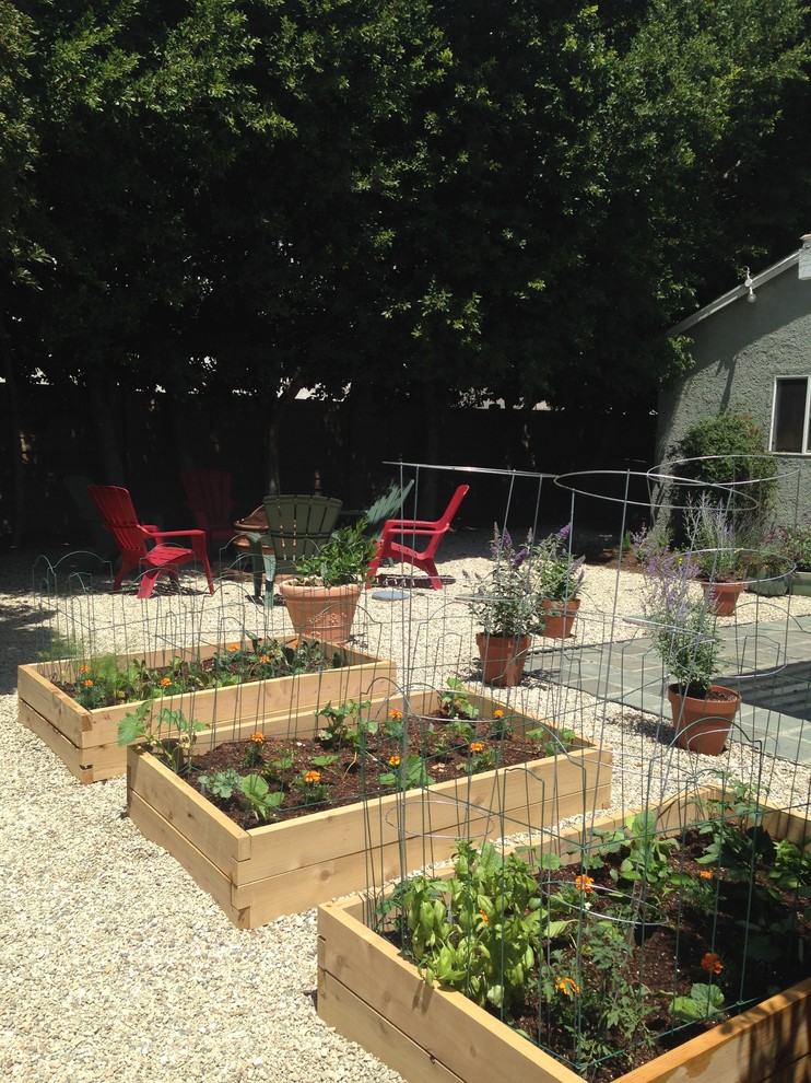 Идея дизайна: маленький солнечный, летний огород на участке на заднем дворе в классическом стиле с покрытием из гравия и хорошей освещенностью для на участке и в саду