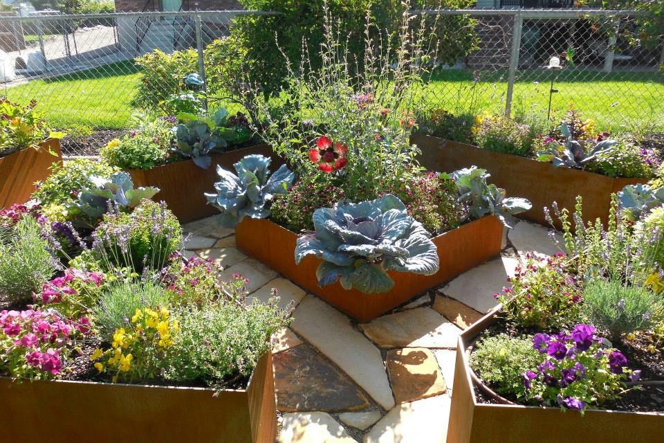Exemple d'un petit jardin arrière chic avec une exposition ensoleillée et des pavés en pierre naturelle.