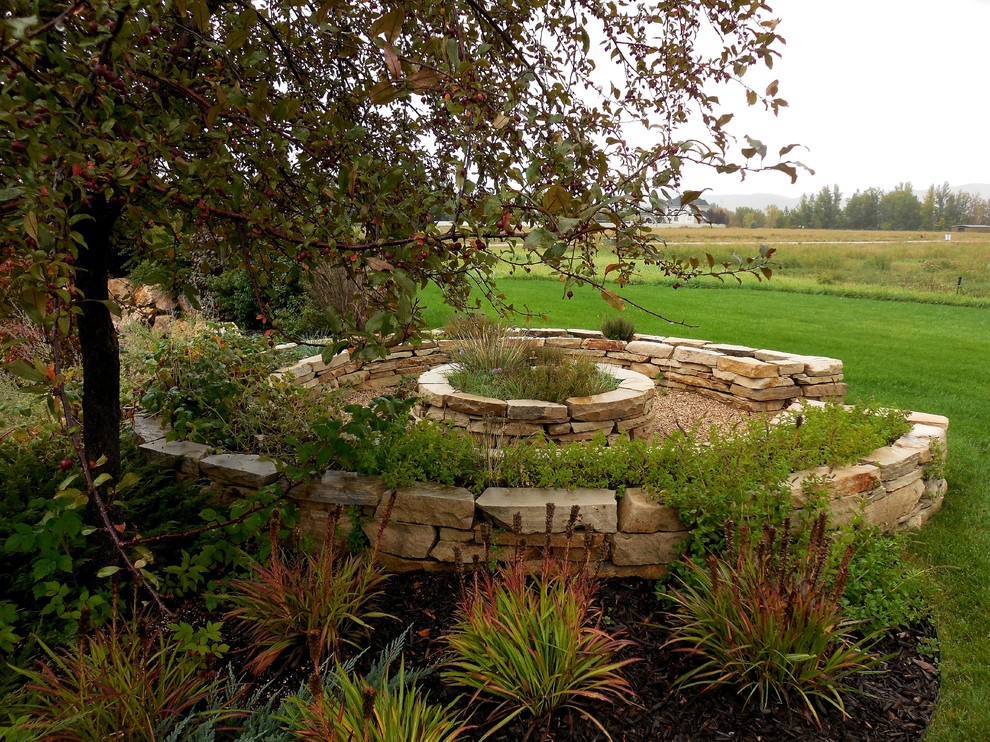 На фото: большой солнечный огород на участке на заднем дворе в классическом стиле с хорошей освещенностью и покрытием из каменной брусчатки