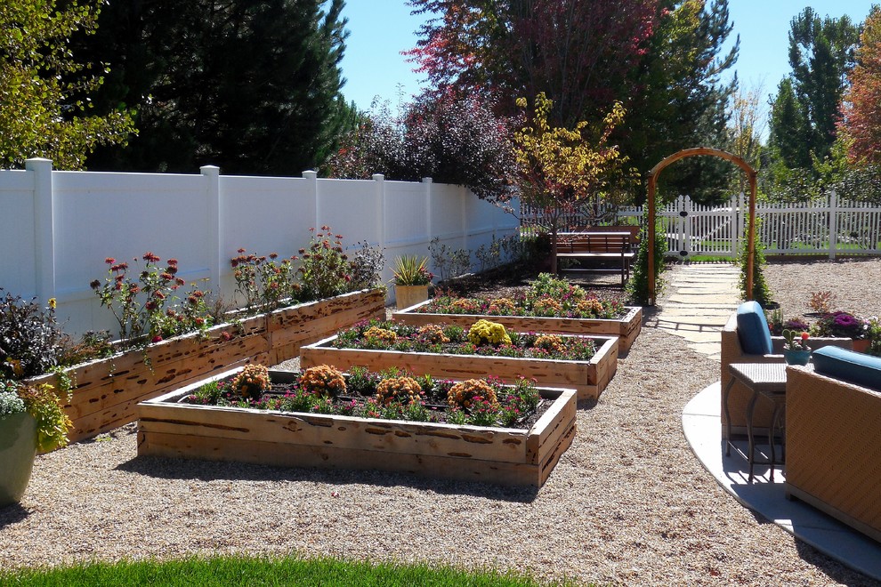 Exemple d'un jardin potager latéral chic de taille moyenne avec une exposition ensoleillée et du gravier.