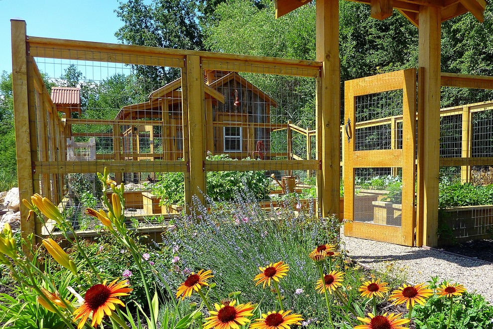 Cette image montre un jardin potager latéral traditionnel de taille moyenne avec une exposition ensoleillée et du gravier.