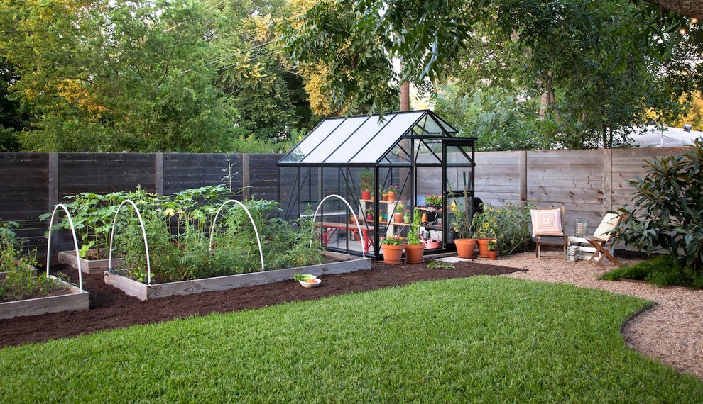 Inspiration for a farmhouse landscaping in Austin.