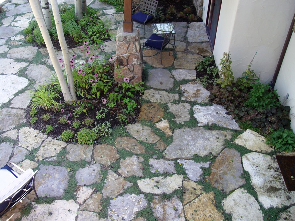 Immagine di un giardino country con pavimentazioni in pietra naturale