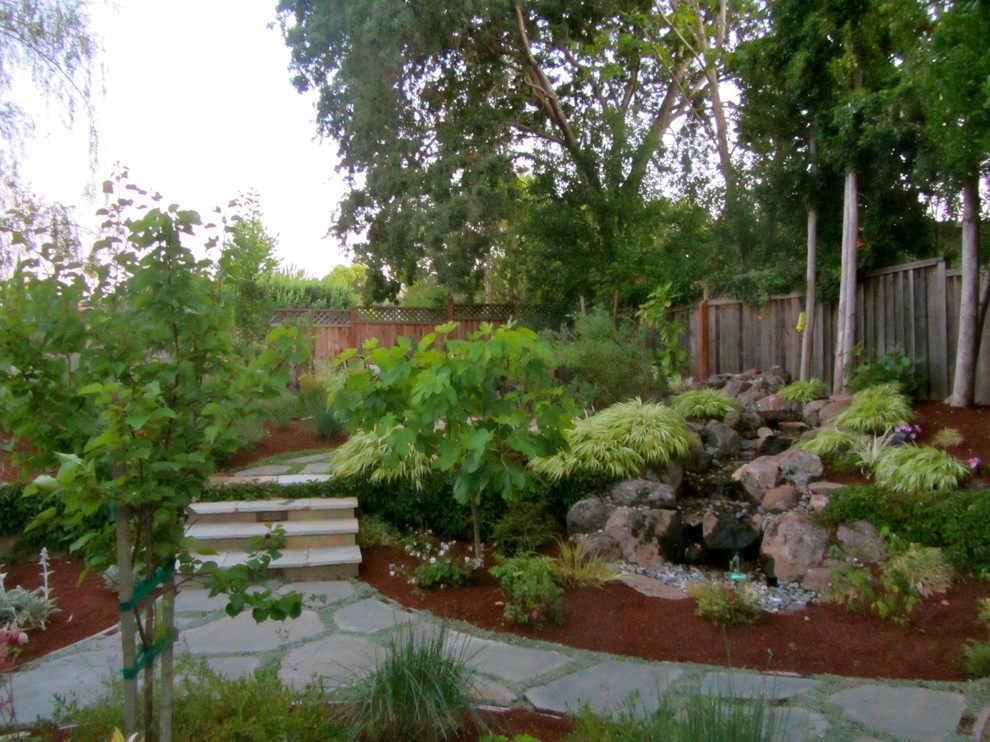 На фото: участок и сад в стиле фьюжн с