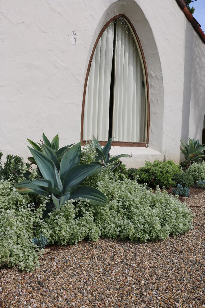 Свежая идея для дизайна: солнечный засухоустойчивый сад среднего размера на переднем дворе в средиземноморском стиле с хорошей освещенностью и покрытием из гравия - отличное фото интерьера