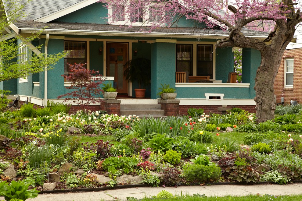 Inredning av en amerikansk mellanstor formell trädgård framför huset på våren