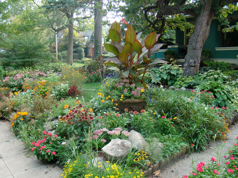 Esempio di un giardino formale stile americano di medie dimensioni e davanti casa in primavera