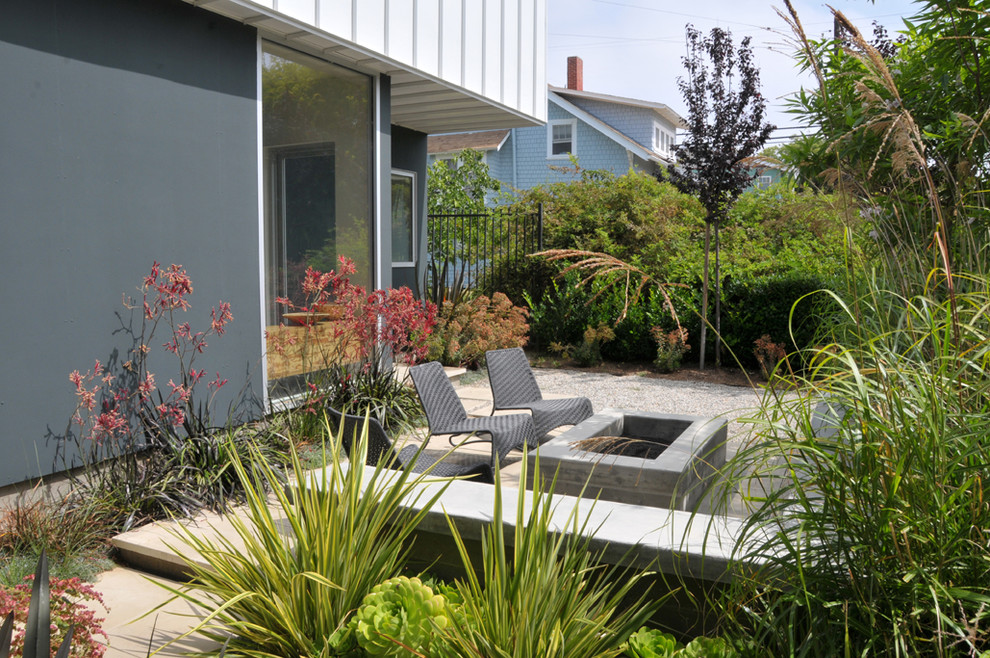 This is an example of a modern back garden in Los Angeles.