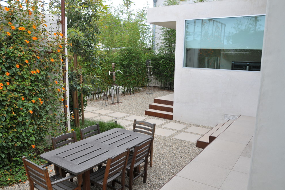 На фото: участок и сад в стиле модернизм с покрытием из гравия