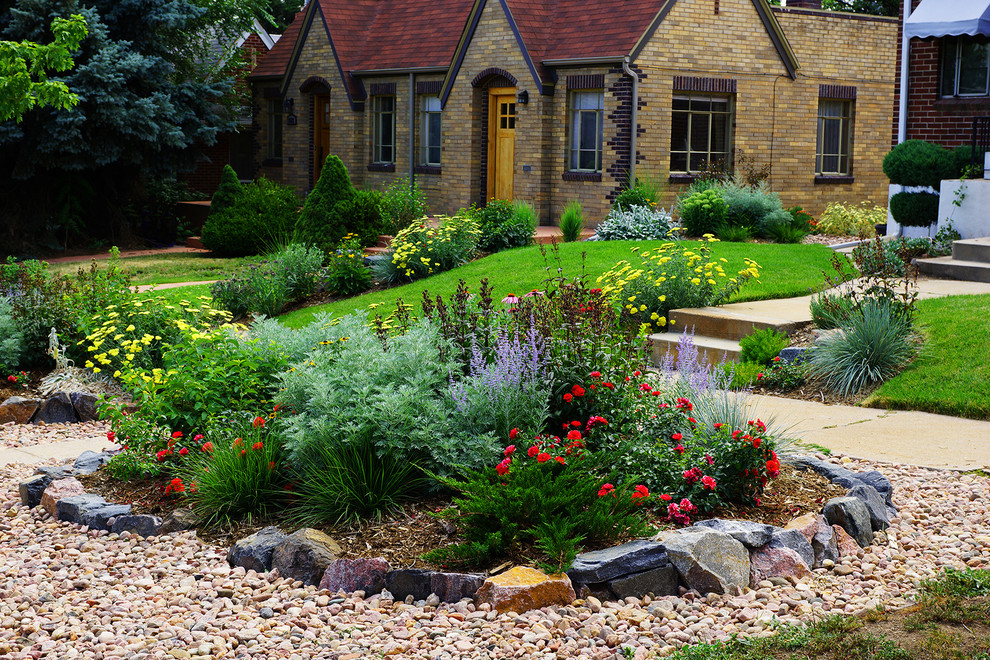 Aménagement d'un jardin avant classique de taille moyenne et au printemps avec une exposition ensoleillée et des pavés en béton.