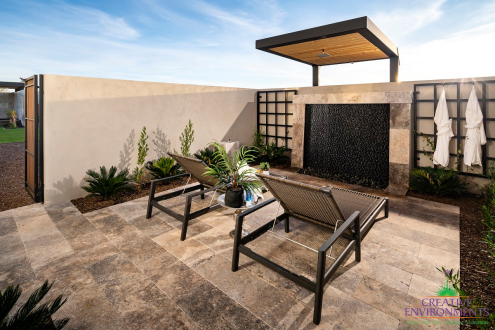 Geometrischer, Großer, Halbschattiger Klassischer Gartenkamin im Sommer, hinter dem Haus mit Betonboden in Phoenix
