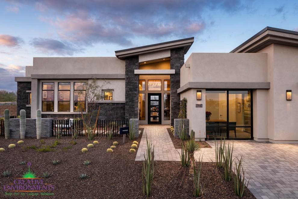 Geometrischer, Großer, Halbschattiger Klassischer Gartenkamin im Sommer, hinter dem Haus mit Betonboden in Phoenix
