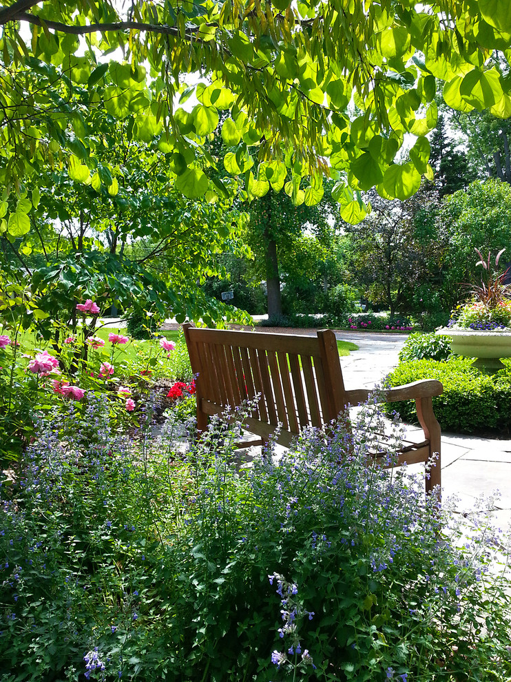 Kleiner, Halbschattiger Klassischer Garten mit Natursteinplatten und Sportplatz in Chicago