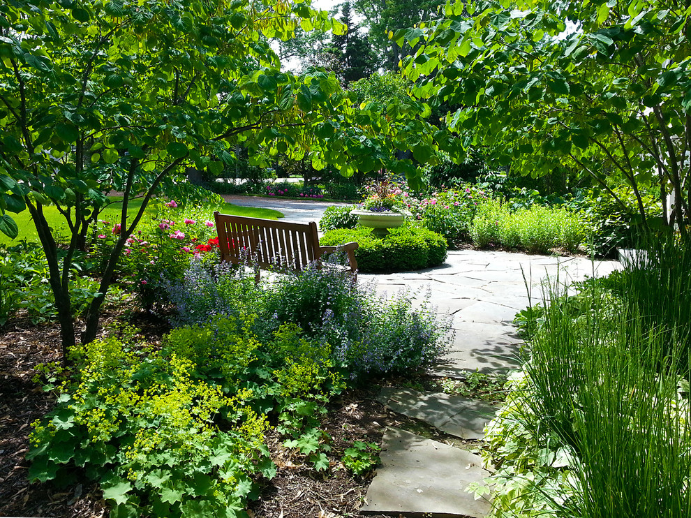 Imagen de pista deportiva descubierta tradicional pequeña en patio delantero con jardín francés, exposición parcial al sol y adoquines de piedra natural