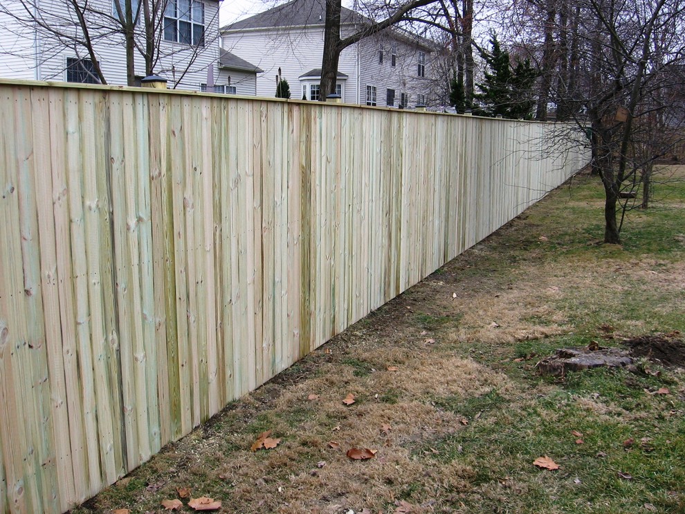 Vertical Board w/ Cap Board (Wood Privacy Fence) Classique Jardin Baltimore par Mid