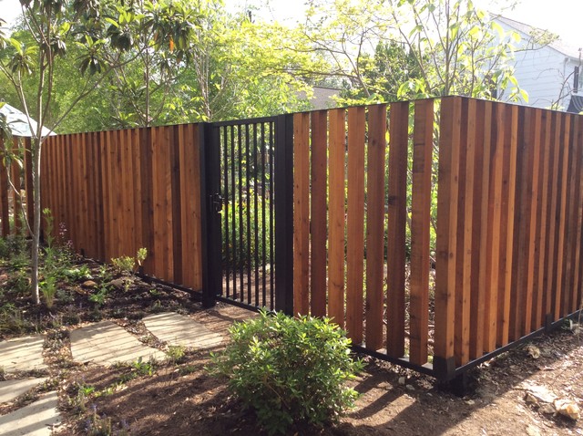 Vertical Wood Fence With Metal Frame - Arts & Crafts - Garden - Houston -  By Architectural Fabricators | Houzz Ie
