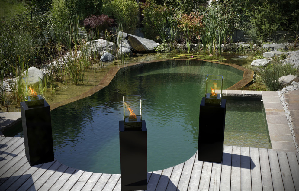 Immagine di un grande giardino formale minimal esposto in pieno sole dietro casa con un focolare e pedane