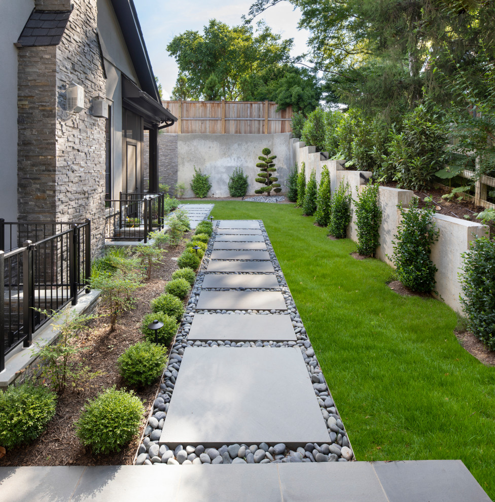 Geometrischer, Halbschattiger Moderner Gartenweg im Sommer, neben dem Haus mit Natursteinplatten in Washington, D.C.