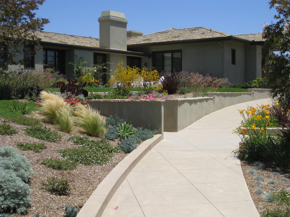 Photo of a contemporary garden in San Diego with a retaining wall.