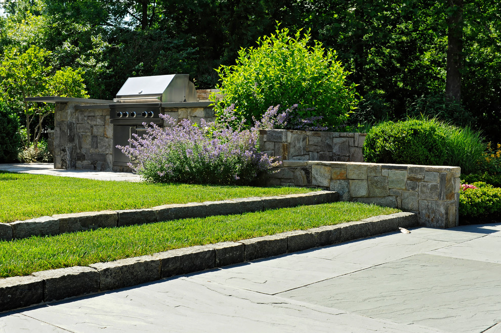 Esempio di un giardino classico di medie dimensioni e dietro casa con pavimentazioni in pietra naturale