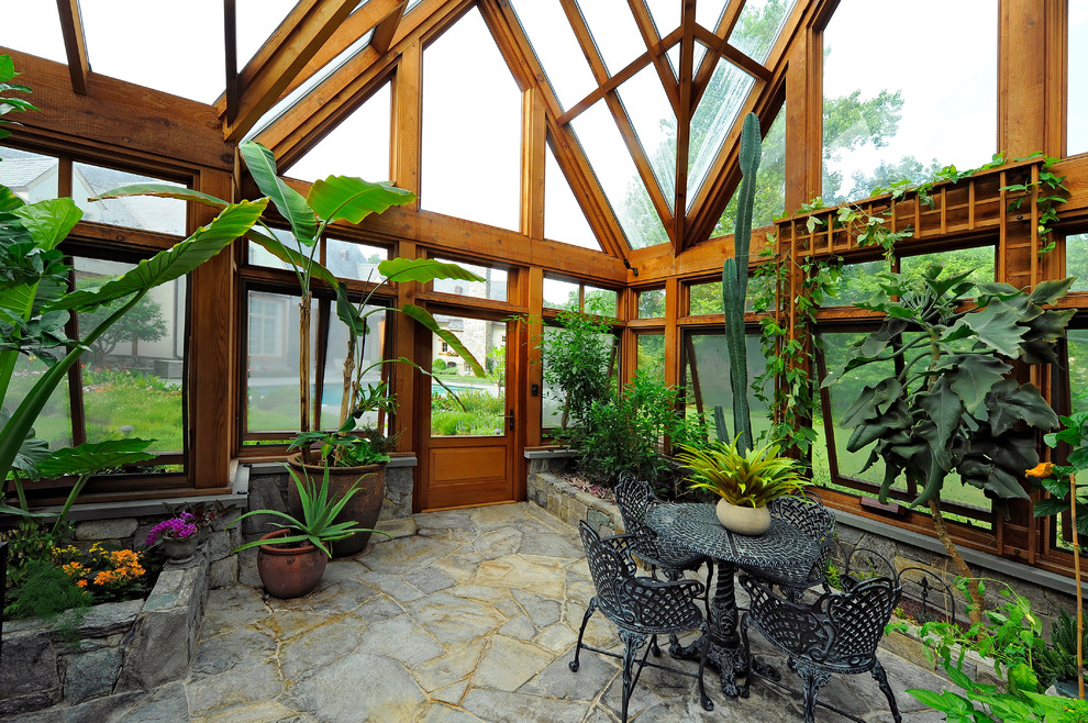 Foto di un giardino classico di medie dimensioni e dietro casa con pavimentazioni in pietra naturale e un ingresso o sentiero