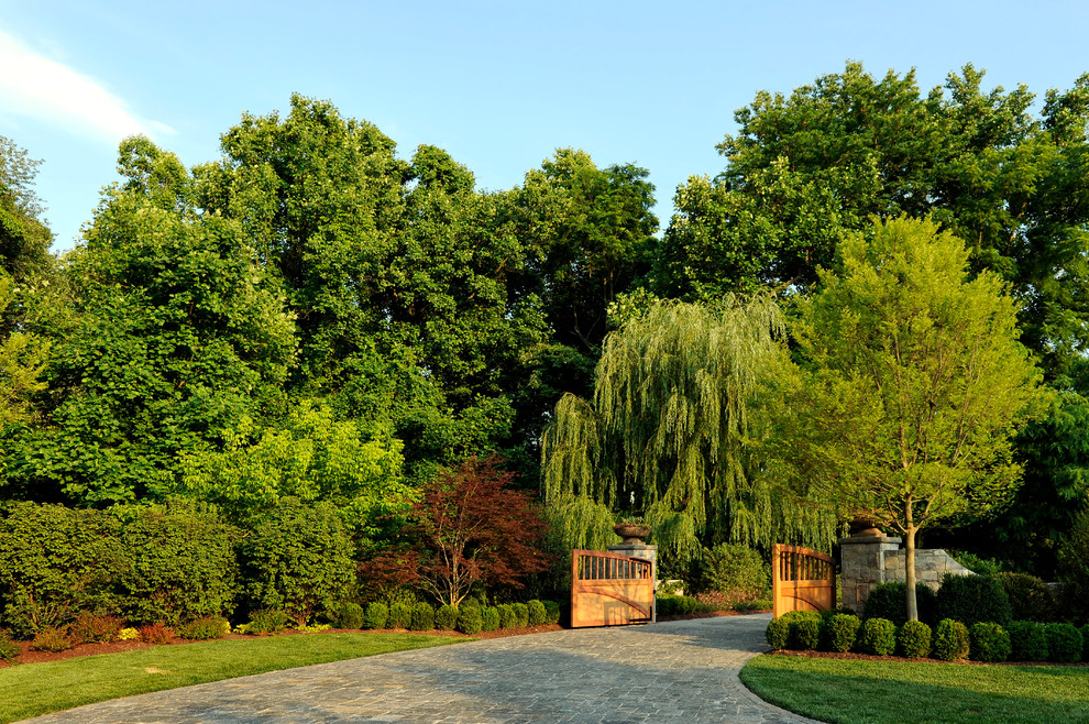 Mittelgroßer Klassischer Vorgarten mit Auffahrt und Natursteinplatten in Washington, D.C.