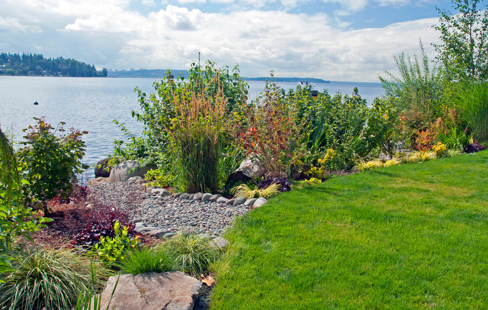 Inspiration for a traditional landscaping in Seattle.