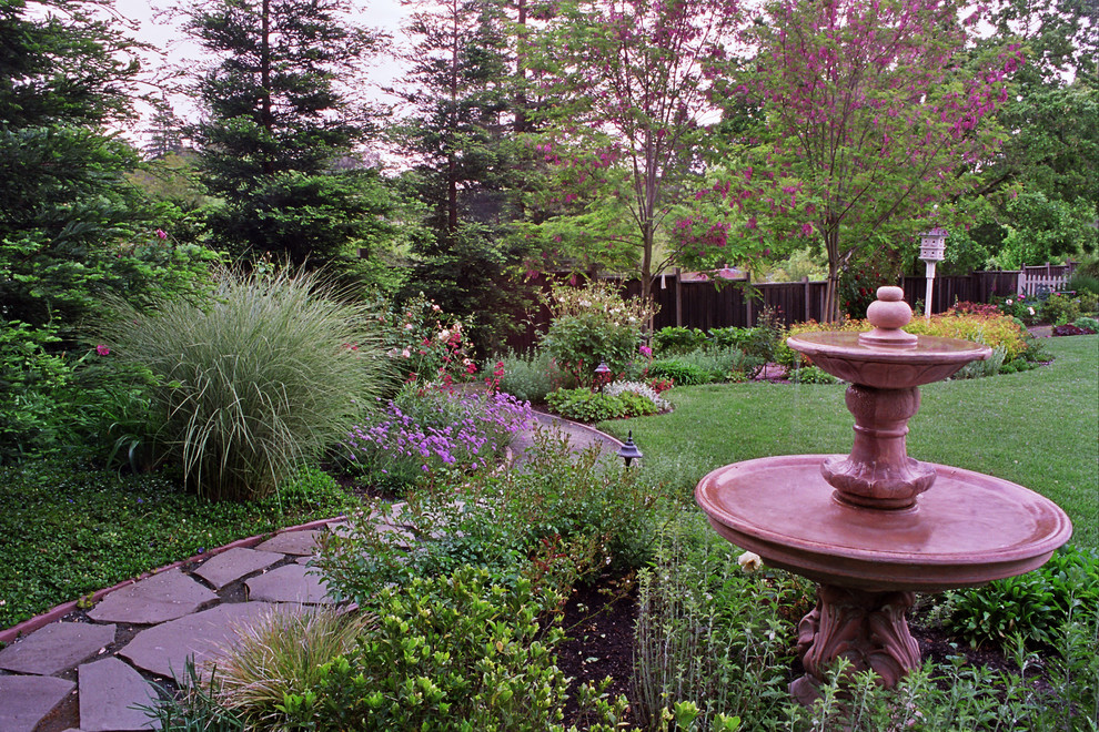 Idée de décoration pour un grand jardin à la française arrière victorien au printemps avec un point d'eau, une exposition partiellement ombragée et des pavés en pierre naturelle.
