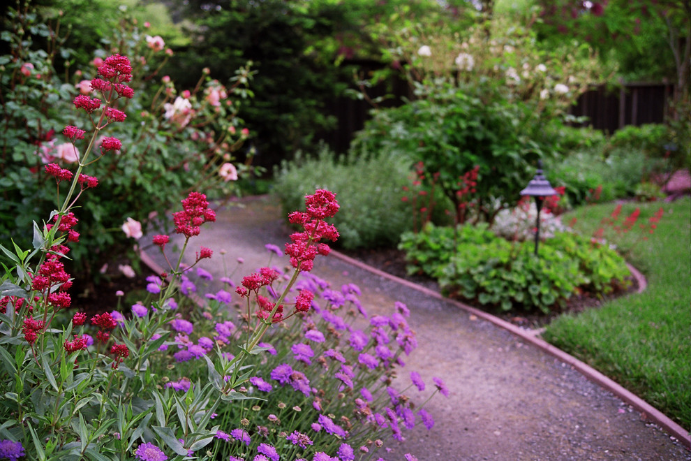 Стильный дизайн: большой весенний регулярный сад на заднем дворе в викторианском стиле с садовой дорожкой или калиткой, полуденной тенью и покрытием из гравия - последний тренд