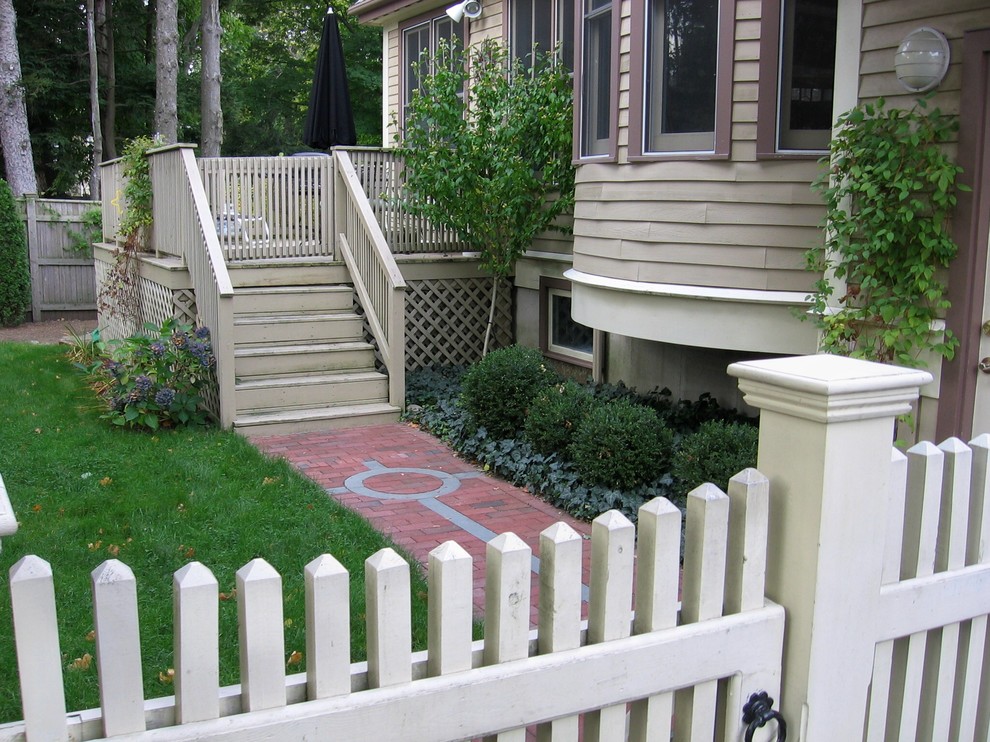Стильный дизайн: большой участок и сад на заднем дворе в викторианском стиле с мощением клинкерной брусчаткой - последний тренд