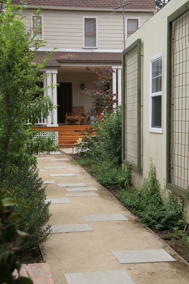 Ispirazione per un grande giardino formale classico dietro casa con un ingresso o sentiero e pavimentazioni in pietra naturale
