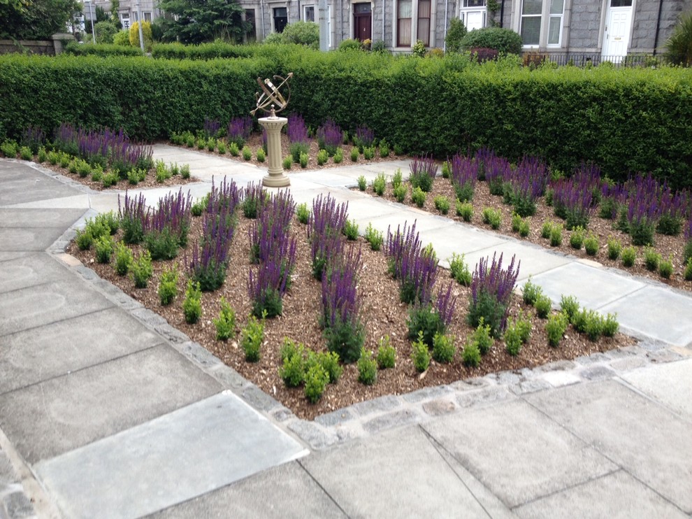 Foto di un piccolo giardino formale vittoriano davanti casa