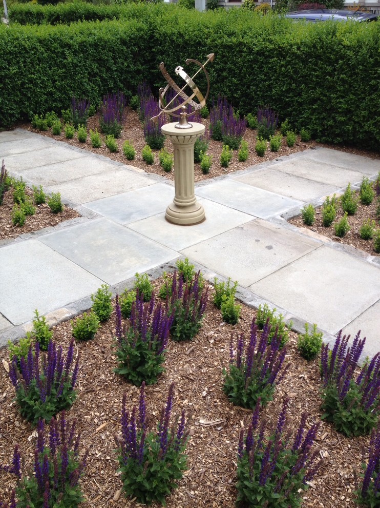Свежая идея для дизайна: маленький тенистый регулярный сад на переднем дворе в викторианском стиле с мощением тротуарной плиткой для на участке и в саду - отличное фото интерьера