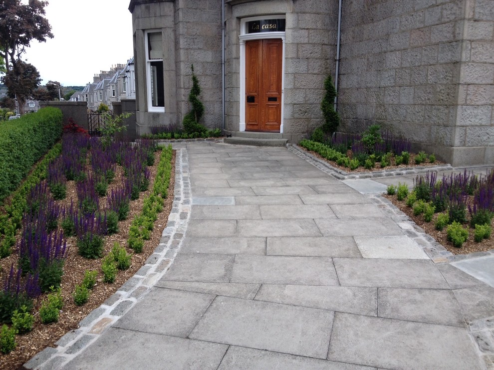 Idee per un piccolo giardino formale vittoriano in ombra davanti casa con pavimentazioni in cemento