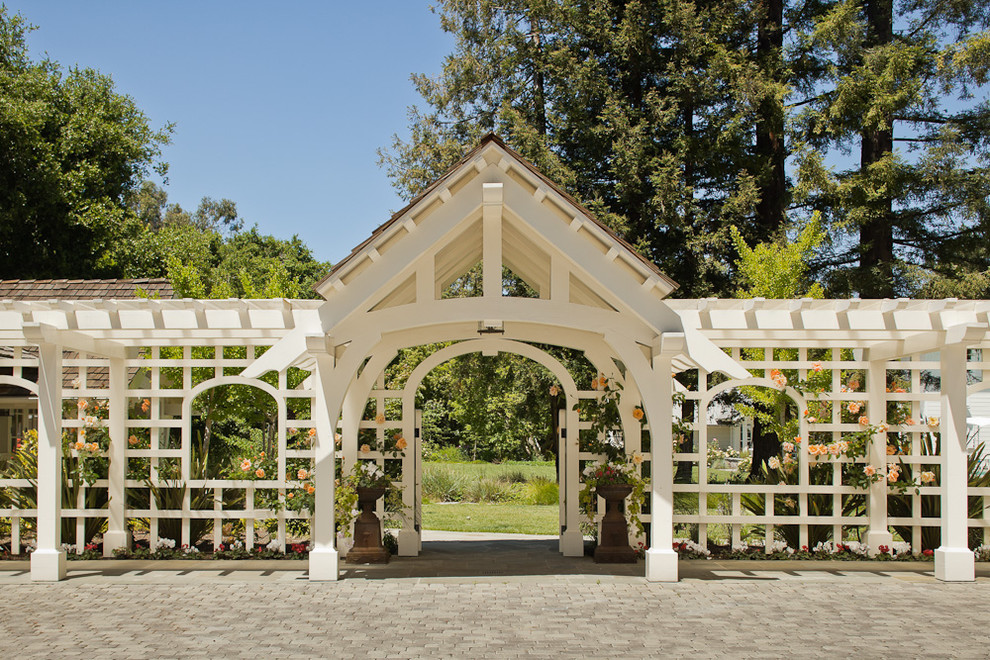 Пример оригинального дизайна: летний участок и сад в викторианском стиле с садовой дорожкой или калиткой