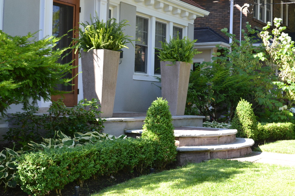 Foto de camino de jardín contemporáneo grande en verano en patio delantero con exposición parcial al sol y adoquines de piedra natural