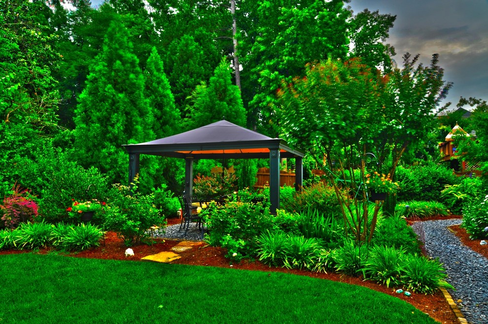 Свежая идея для дизайна: солнечный, летний засухоустойчивый сад среднего размера на заднем дворе в классическом стиле с садовой дорожкой или калиткой, хорошей освещенностью и покрытием из гравия - отличное фото интерьера