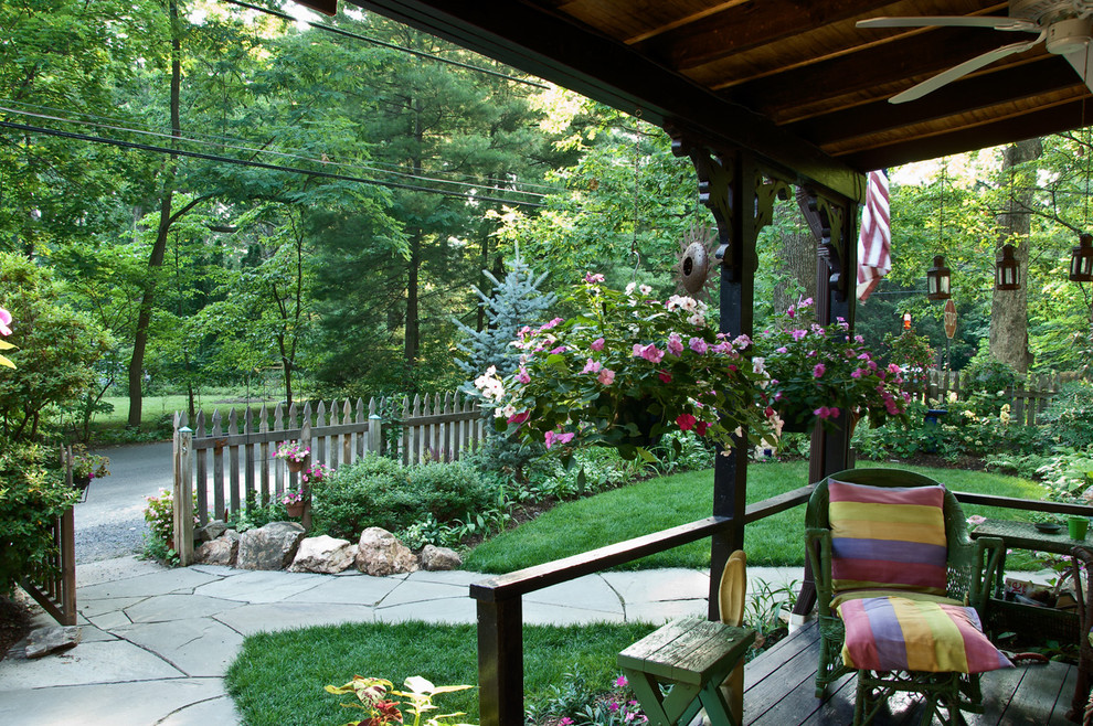 Imagen de terraza bohemia de tamaño medio en patio delantero con adoquines de piedra natural