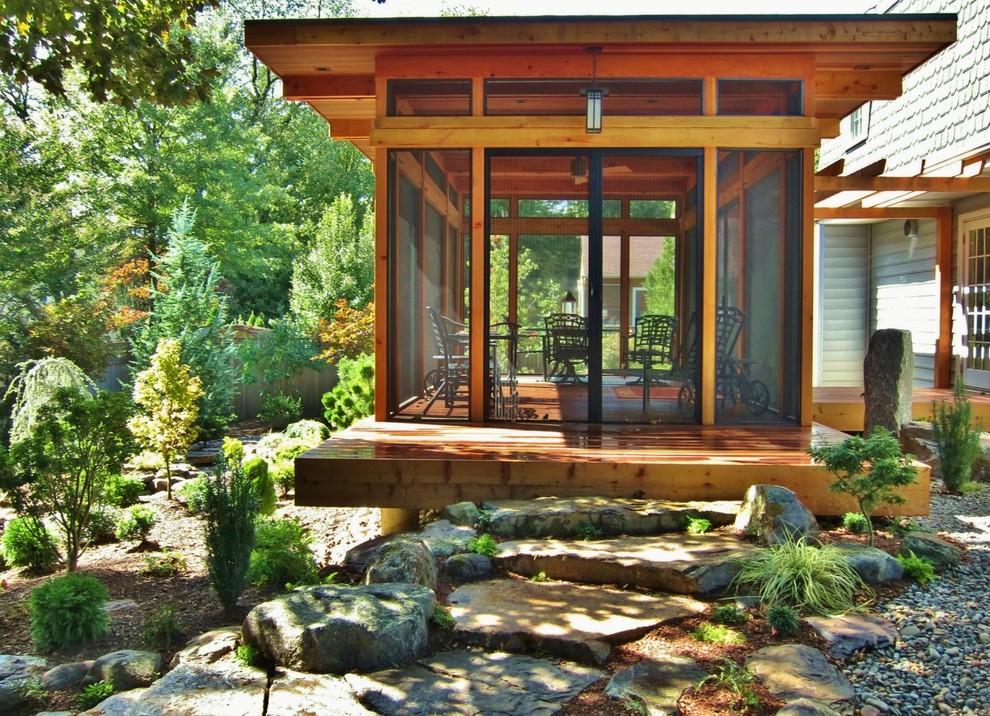 Ejemplo de camino de jardín de estilo zen de tamaño medio en verano en patio trasero con jardín francés, exposición parcial al sol y gravilla