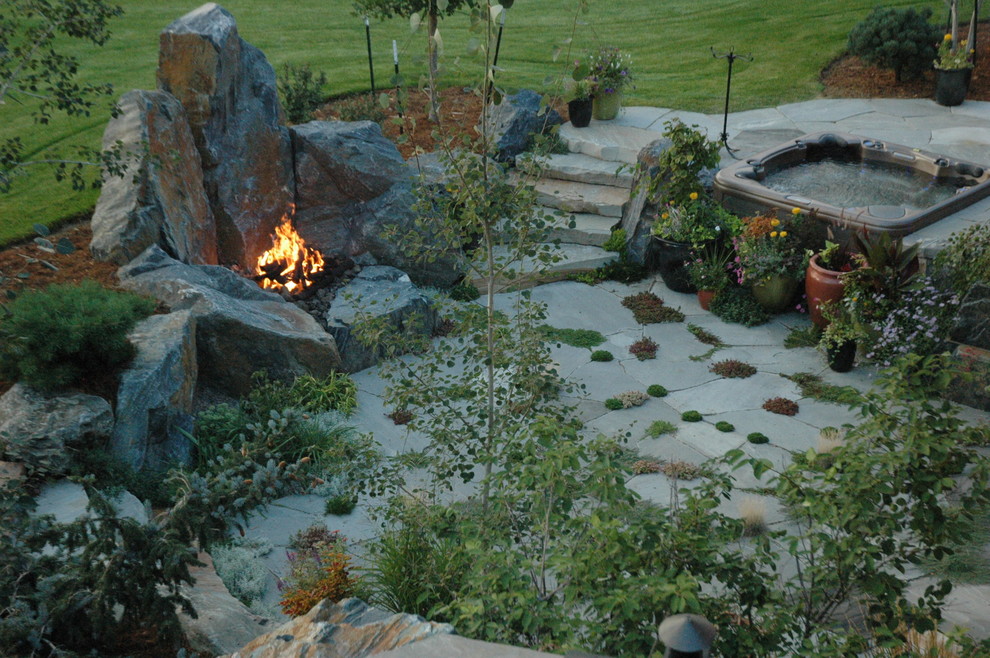 Geometrischer, Großer Uriger Garten hinter dem Haus mit Feuerstelle, direkter Sonneneinstrahlung und Natursteinplatten in Denver