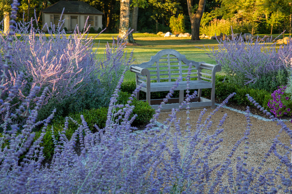 Immagine di un grande giardino formale eclettico esposto in pieno sole dietro casa in estate con ghiaia