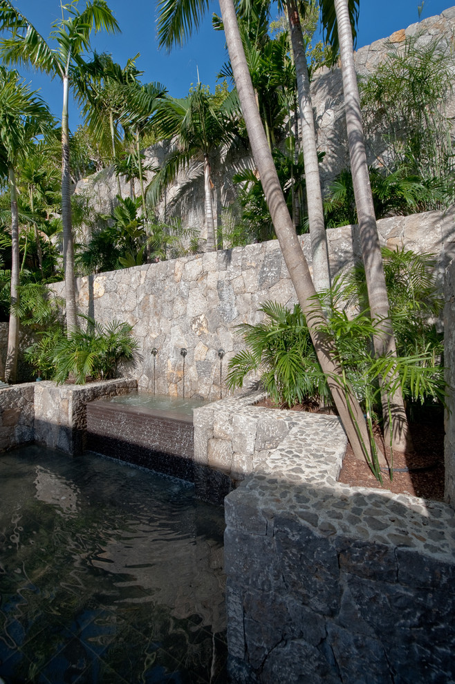 他の地域にあるトロピカルスタイルのおしゃれな庭の噴水の写真