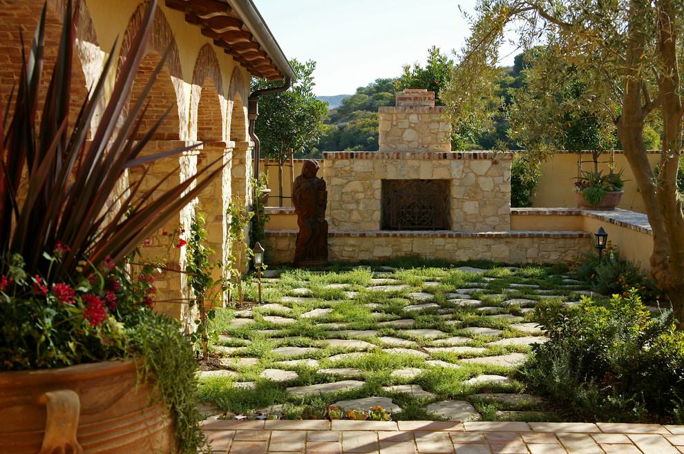 Modelo de jardín mediterráneo con chimenea