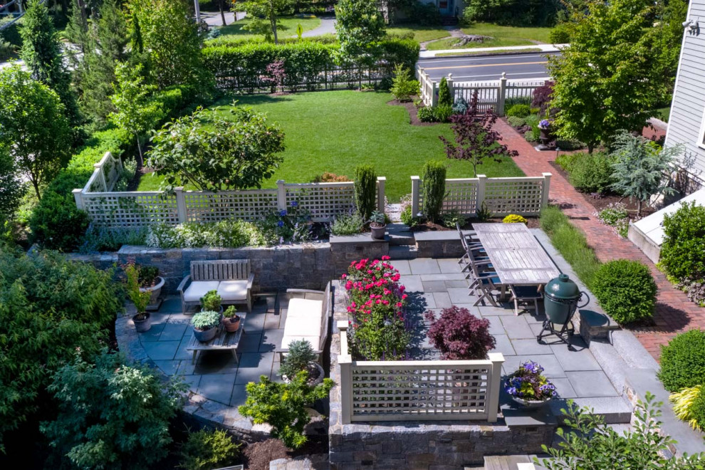 Cette photo montre un jardin victorien de taille moyenne avec une exposition ensoleillée, une pente, une colline ou un talus et des pavés en pierre naturelle.
