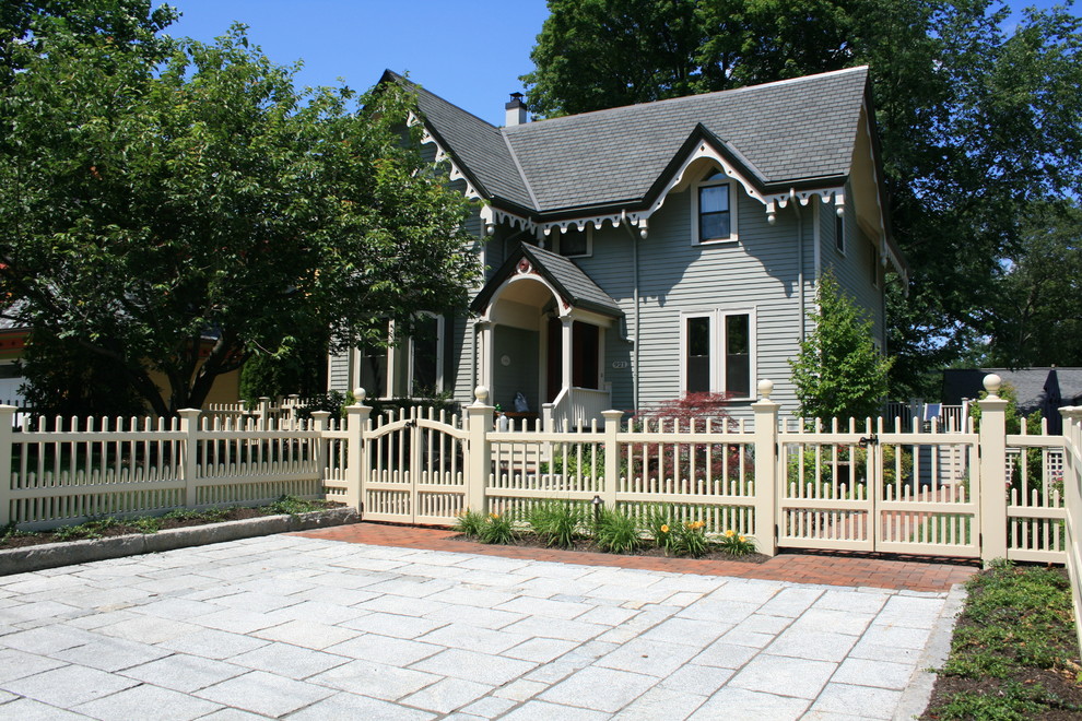 Пример оригинального дизайна: солнечный, летний участок и сад среднего размера на переднем дворе в викторианском стиле с мощением клинкерной брусчаткой, подъездной дорогой, хорошей освещенностью и садовой дорожкой или калиткой